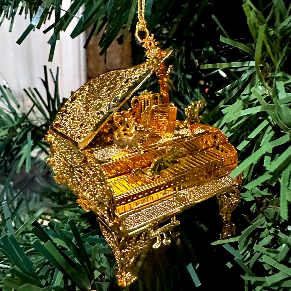 2003 Danbury Mint Gold Christmas Ornament “Festive Piano”